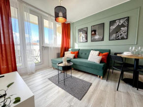 2mins SkyTower! Stylish 2BD Kitchen, Balcony! Near Train